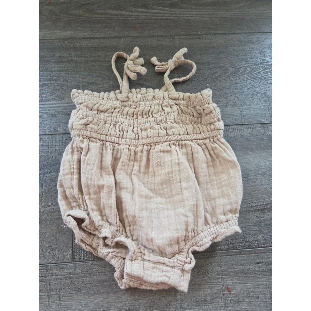 Old navy baby girl romper 6-12‎ mos